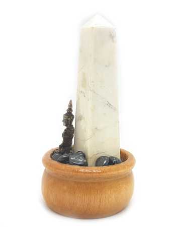 Buddha mit Howlith Obelisk und Hämatit in Holzgefäß